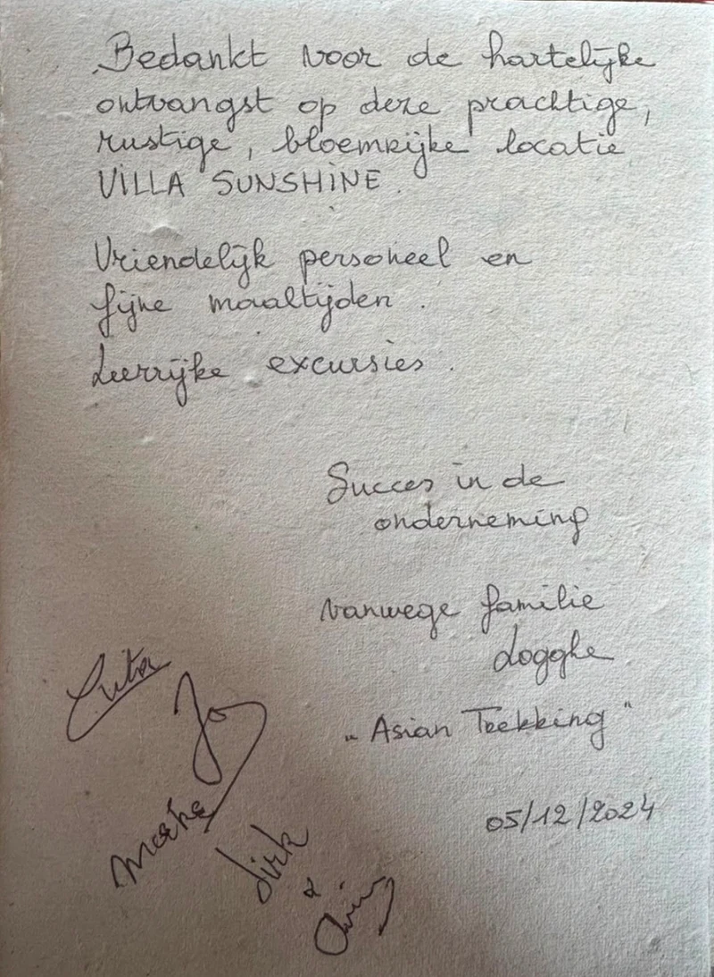 Original guestbook page written in Dutch, with guests’ handwritten messages and signatures