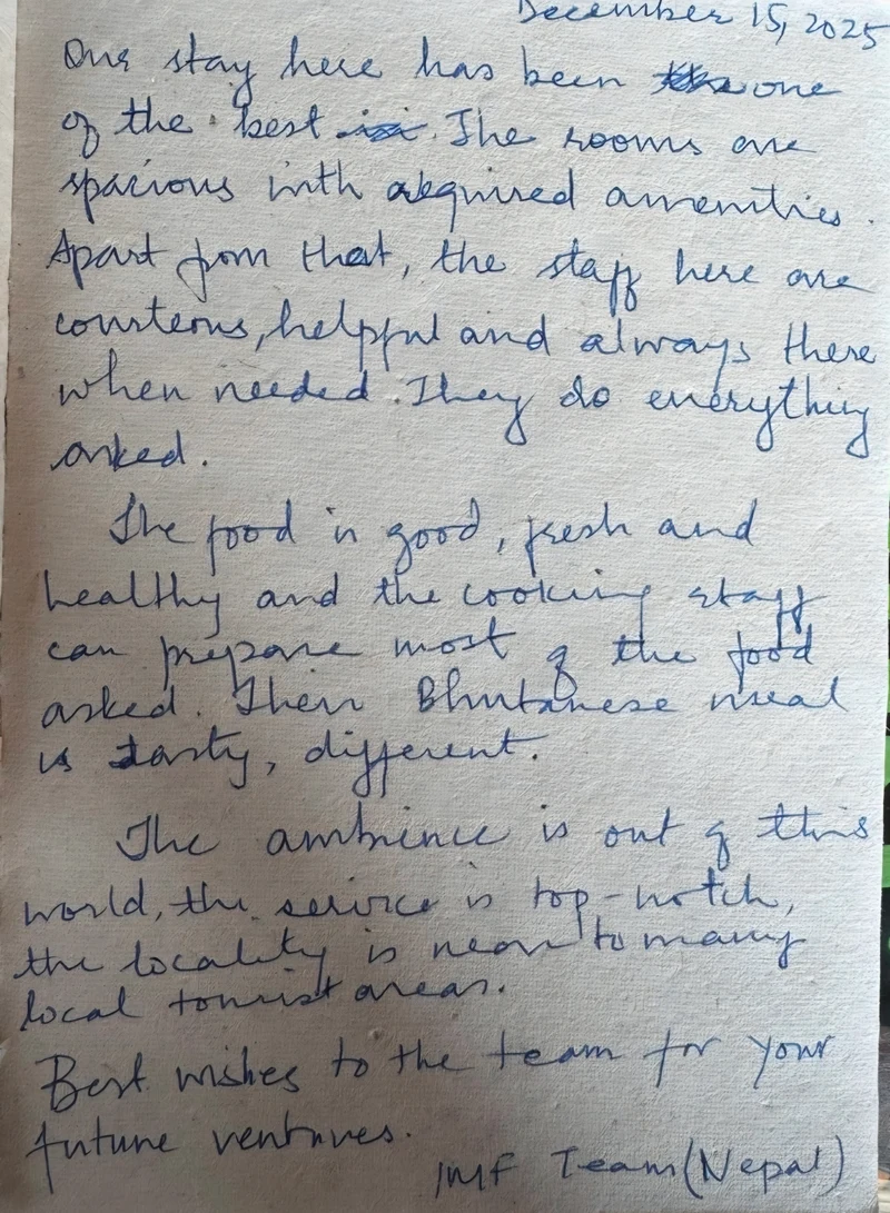Original handwritten guest note about the rooms, helpful team, fresh food and surroundings